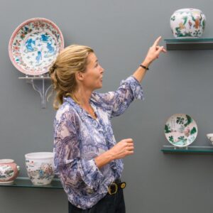 katharine butler pointing to a chinese ceramic pot on display