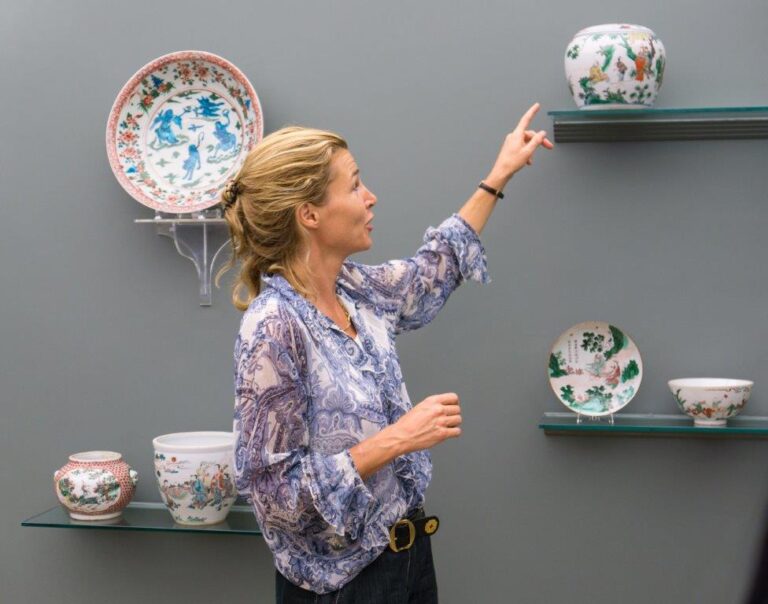 katharine butler pointing to a chinese ceramic pot on display